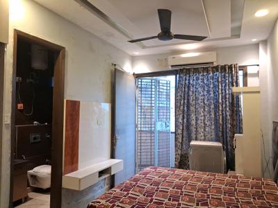 Bedroom Image of 1350 Sq.ft 3 BHK Builder Floor for rent in Ramesh Nagar New Delhi for Rs. 40000