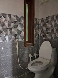 Common Bathroom Image of 600 Sq.ft 1 BHK Apartment / Flat for sale in Sector 49 Noida for Rs. 2200000