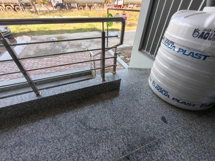 Double hight Showroom or hallfor rent Balcony 1