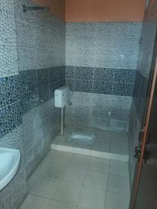 Bathroom Image of 850 Sq.ft 2 BHK Apartment / Flat for sale in Brijwasi Homes, Govindpuram Ghaziabad for Rs. 3500000