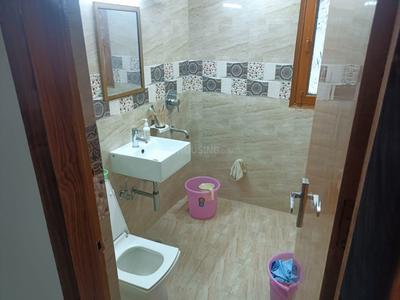 Bathroom Image of 3000 Sq.ft 5 BHK Apartment / Flat for sale in Sampada Sagar Presidency, Sector 50 Noida for Rs. 35000000