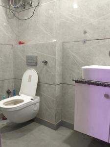 Common Bathroom Image of 650 Sq.ft 1 BHK Builder Floor for rent in Shalimar Bagh New Delhi for Rs. 22000