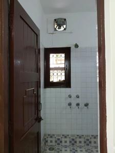 Common Bathroom Image of 1550 Sq.ft 3 BHK Apartment / Flat for rent in Sarita Vihar New Delhi for Rs. 45000