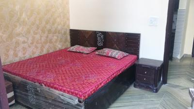 Bedroom Image of 1100 Sq.ft 3 BHK Builder Floor for rent in Ramesh Nagar New Delhi for Rs. 38000