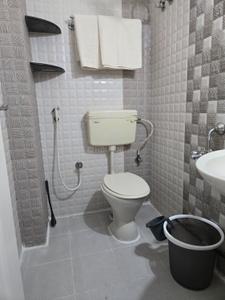 Bathroom Image of 425 Sq.ft 1 RK Apartment / Flat for rent in K R Puram Bengaluru for Rs. 25000