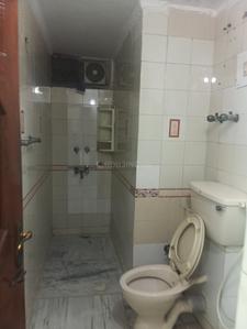 Bathroom Image of 500 Sq.ft 2 BHK Builder Floor for rent in Patparganj New Delhi for Rs. 16000