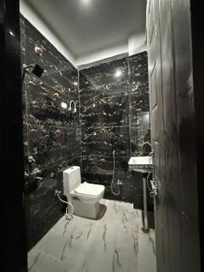 Bathroom Image of 1000 Sq.ft 2.5 BHK Builder Floor for rent in Arjunganj Lucknow for Rs. 17000