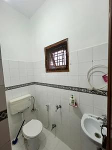 Bathroom Image of 1750 Sq.ft 2 BHK Builder Floor for rent in Sector 46 Gurgaon for Rs. 34000