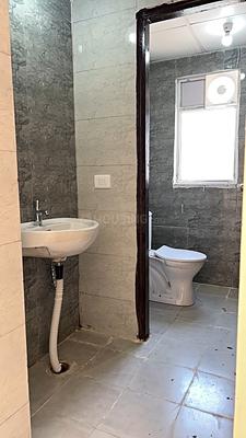 Bathroom Image of 585 Sq.ft 1 BHK Apartment / Flat for rent in Amrapali Dream Valley 2, Noida Extension Greater Noida for Rs. 17000
