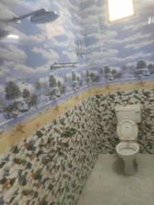Bathroom Image of 800 Sq.ft 2.5 BHK Builder Floor for rent in Sector 40 Noida for Rs. 31000