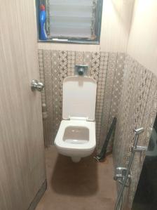 Common Bathroom One Image of 655 Sq.ft 1 BHK Apartment / Flat for sale in RNA Regency Park, Kandivali West Mumbai for Rs. 13000000