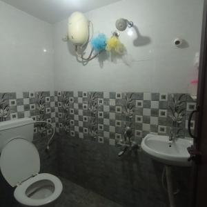Bathroom Image of 250 Sq.ft 1 RK Independent House for rent in Mahadevapura Bengaluru for Rs. 12000