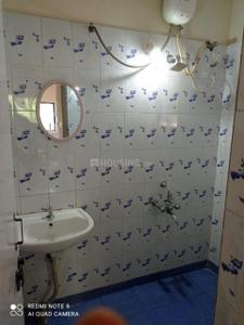 Bathroom Image of 800 Sq.ft 2 BHK Apartment / Flat for rent in  RWA Hauz Khas Block C 7, Hauz Khas New Delhi for Rs. 12000