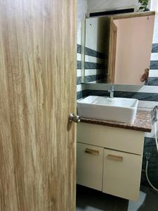 Bathroom Image of 1000 Sq.ft 3 BHK Apartment / Flat for rent in Roodraksh Kundan, Satgaon Guwahati for Rs. 25000