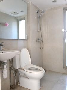 Common Bathroom Image of 550 Sq.ft 1 BHK Apartment / Flat for sale in Hiranandani Lavinia, Hiranandani Estate Thane for Rs. 11000000