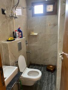 Bathroom Image of 700 Sq.ft 2 BHK Builder Floor for rent in Arjun Nagar New Delhi for Rs. 32000