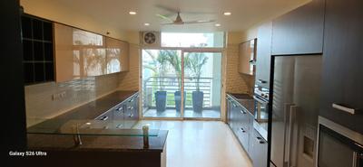 Kitchen Image of 6000 Sq.ft 3 BHK Apartment / Flat for sale in DLF Magnolias, Sector 42 Gurgaon for Rs. 450000000
