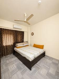 Bedroom Image of 650 Sq.ft 2 BHK Apartment / Flat for rent in Khar West Mumbai for Rs. 110000