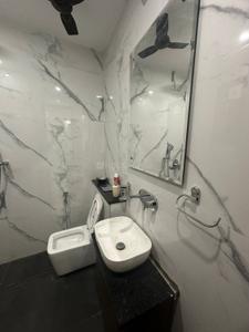 Bathroom Image of 2000 Sq.ft 3 BHK Builder Floor for rent in DLF Phase 3 Gurgaon for Rs. 85000