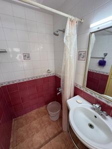 Bathroom Image of 1800 Sq.ft 3 BHK Apartment / Flat for rent in Richmond Town Bengaluru for Rs. 140000