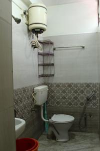 Bathroom Image of 550 Sq.ft 1 BHK Apartment / Flat for rent in Elakiyaa Anna Nagar East, Anna Nagar Chennai for Rs. 20000