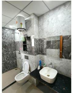 Bathroom Image of 700 Sq.ft 1 BHK Apartment / Flat for rent in Adarsh Nagar Jaipur for Rs. 27000