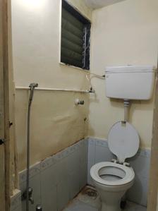 Common Bathroom One Image of 410 Sq.ft 1 BHK Apartment / Flat for sale in Kandivali West Mumbai for Rs. 6700000