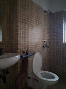 Common Bathroom Image of 1592 Sq.ft 3 BHK Apartment / Flat for sale in Paras Tierea, Sector 137 Noida for Rs. 13800000