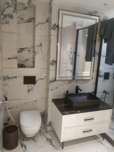 Bathroom Image of 1800 Sq.ft 3 BHK Apartment / Flat for sale in Ramprastha Greens, Vaishali Ghaziabad for Rs. 16500000