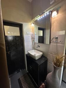 Bathroom Image of 550 Sq.ft 1 BHK Apartment / Flat for rent in Goregaon West Mumbai for Rs. 42000