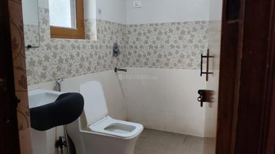 Image of 2000 Sq.ft 3.5 BHK Apartment / Flat for rent in Purvanchal Sanchar Vihar, Sector 62, Noida for Rs. 40000