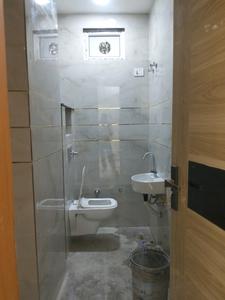 Common Bathroom Image of 800 Sq.ft 3 BHK Builder Floor for rent in Shastri Nagar New Delhi for Rs. 23000