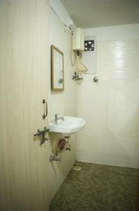 Bathroom Image of 1845 Sq.ft 4 BHK Penthouse for sale in Shyamal Ahmedabad for Rs. 28000000