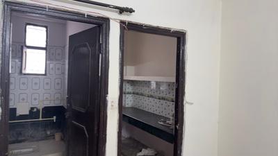 Bathroom Image of 550 Sq.ft 1 BHK Apartment / Flat for rent in Meenal Apartments, Shalimar Garden Ghaziabad for Rs. 8500