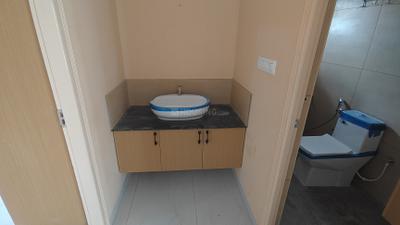 Bathroom Image of 650 Sq.ft 1 BHK Apartment / Flat for rent in Thanisandra Bengaluru for Rs. 20000