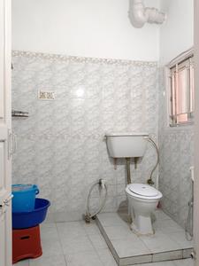 Common Bathroom Image of 650 Sq.ft 2 BHK Builder Floor for sale in Lake Gardens Kolkata for Rs. 3500000