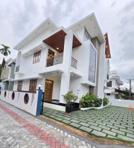Image of 2000 Sq.ft 4 BHK Independent House for sale in Pukkattupady, Kochi for Rs. 12000000
