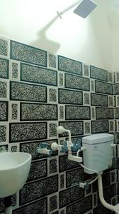 Bathroom Image of 350 Sq.ft 1 BHK Apartment / Flat for rent in Sector 71 Noida for Rs. 15000