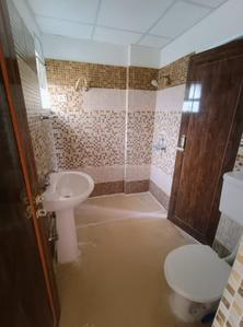 Bathroom Image of 1280 Sq.ft 2 BHK Apartment / Flat for rent in Vrindavan Yojana Lucknow for Rs. 16000