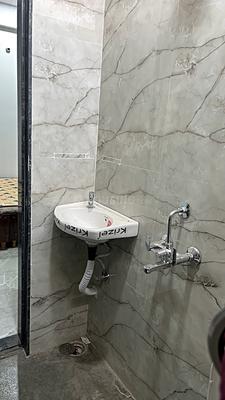 Bathroom Image of 450 Sq.ft 1 RK Builder Floor for rent in Nipania Indore for Rs. 11000