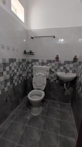 Bathroom Image of 750 Sq.ft 1 BHK Apartment / Flat for rent in Kondapur Hyderabad for Rs. 25000