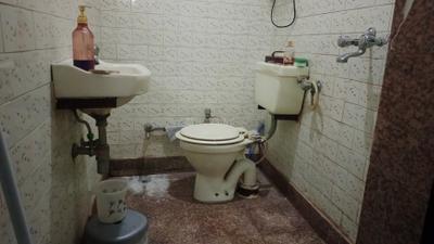 Bathroom Image of 600 Sq.ft 1 BHK Builder Floor for rent in Sector 14 Gurgaon for Rs. 24000