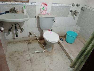 Bathroom Image of 1300 Sq.ft 2 BHK Apartment / Flat for rent in Sector 26 Noida for Rs. 30000