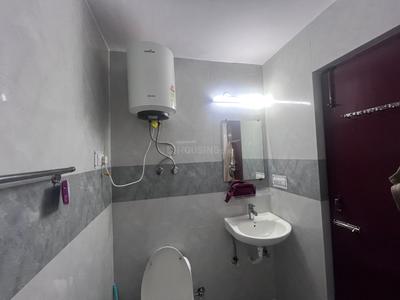 Bathroom Image of 1300 Sq.ft 3 BHK Apartment / Flat for rent in Bhagyawan Apartments, Mayur Vihar Phase 1 New Delhi for Rs. 50000