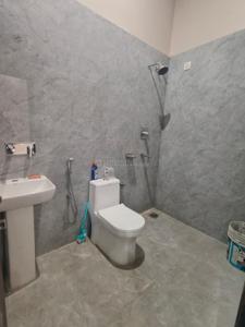 Bathroom Image of 1500 Sq.ft 2 BHK Independent House for rent in Turner Road Dehradun for Rs. 25000