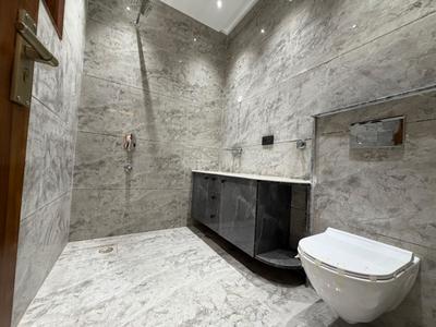 Bathroom Image of 2140 Sq.ft 4 BHK Apartment / Flat for sale in Ramprastha Coral Heights, Vaishali Ghaziabad for Rs. 31500000