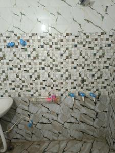 Bathroom Image of 350 Sq.ft 1 BHK Independent House for rent in Navi Kot Nandana Lucknow for Rs. 7000