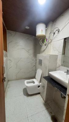 Bathroom Image of 450 Sq.ft 1 RK Independent House for rent in DLF Phase 3 Gurgaon for Rs. 16000