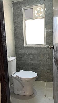 Bathroom Image of 585 Sq.ft 1 BHK Apartment / Flat for rent in Amrapali Dream Valley 2, Noida Extension Greater Noida for Rs. 17000