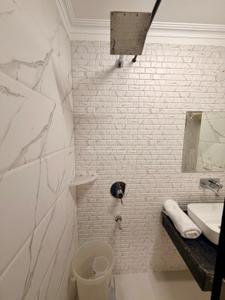 Bathroom Image of 300 Sq.ft 1 RK Studio for rent in Vasant Kunj New Delhi for Rs. 8000